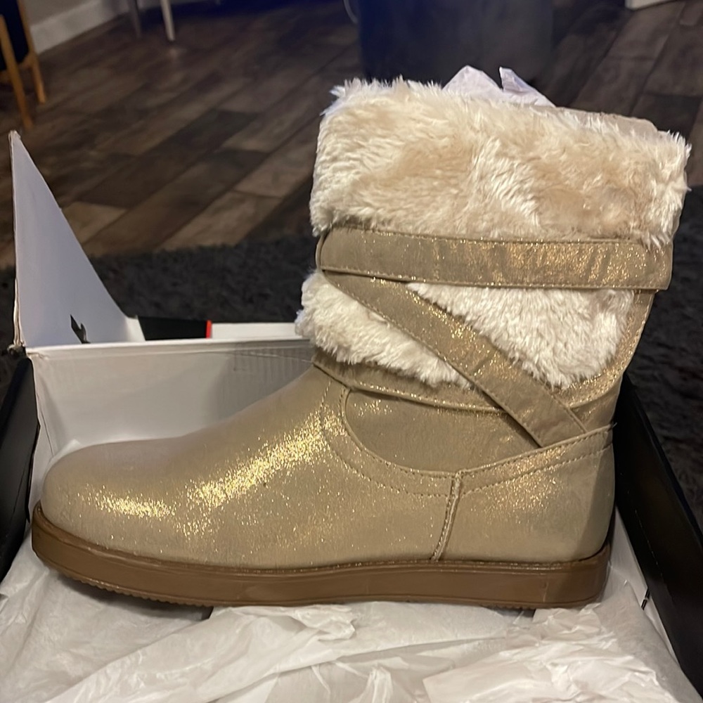 Women’s boots by Guess Size 9.5 Gold with Cream Faux Fur